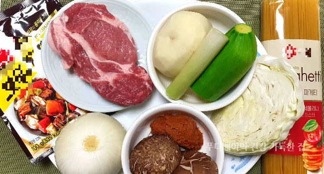 건강한-짜장면-만들기-재료들-돼지고기목살-감자-양파-대파-애호박-양배추-저염된장-표고버섯-짜장가루-스파게티면