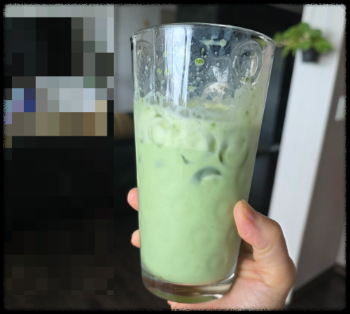 크리미한 말차 라떼가 담긴 유리잔