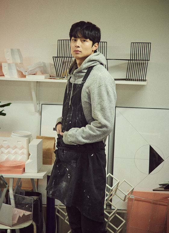디자이너 김충재 프로필, 작업실에서 작업 중인 모습