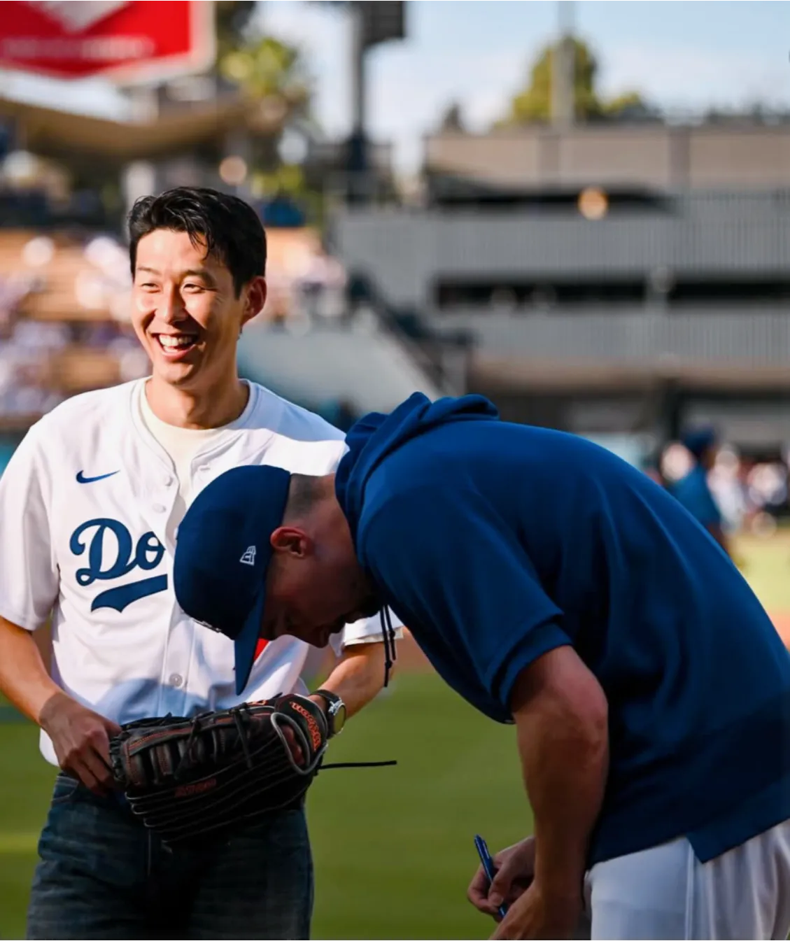 손흥민 시구, 뷔 시구, MLB 시구, 메이저리그 시구, 손흥민 MLB, 뷔 MLB, 다저스타디움 시구, 양키스타디움 시구, MLB 시구 비교, 시구 레전드, MLB 역대 시구, 조지 부시 시구, 버락 오바마 시구, 50센트 시구, 시모네 바일스 시구, 유현진 배지현 시구, K스타 시구, 한류 스타 시구, MLB 팬 서비스, 뷔 손흥민 브로맨스, 뷔 팬 서비스, 손흥민 글로벌 인기, K팝 메이저리그 진출, 메이저리그 한류, MLB 문화 마케팅, 스포츠 퍼포먼스, 한국 연예인 시구, 손흥민 뷔 직캠, 시구 레전드 영상