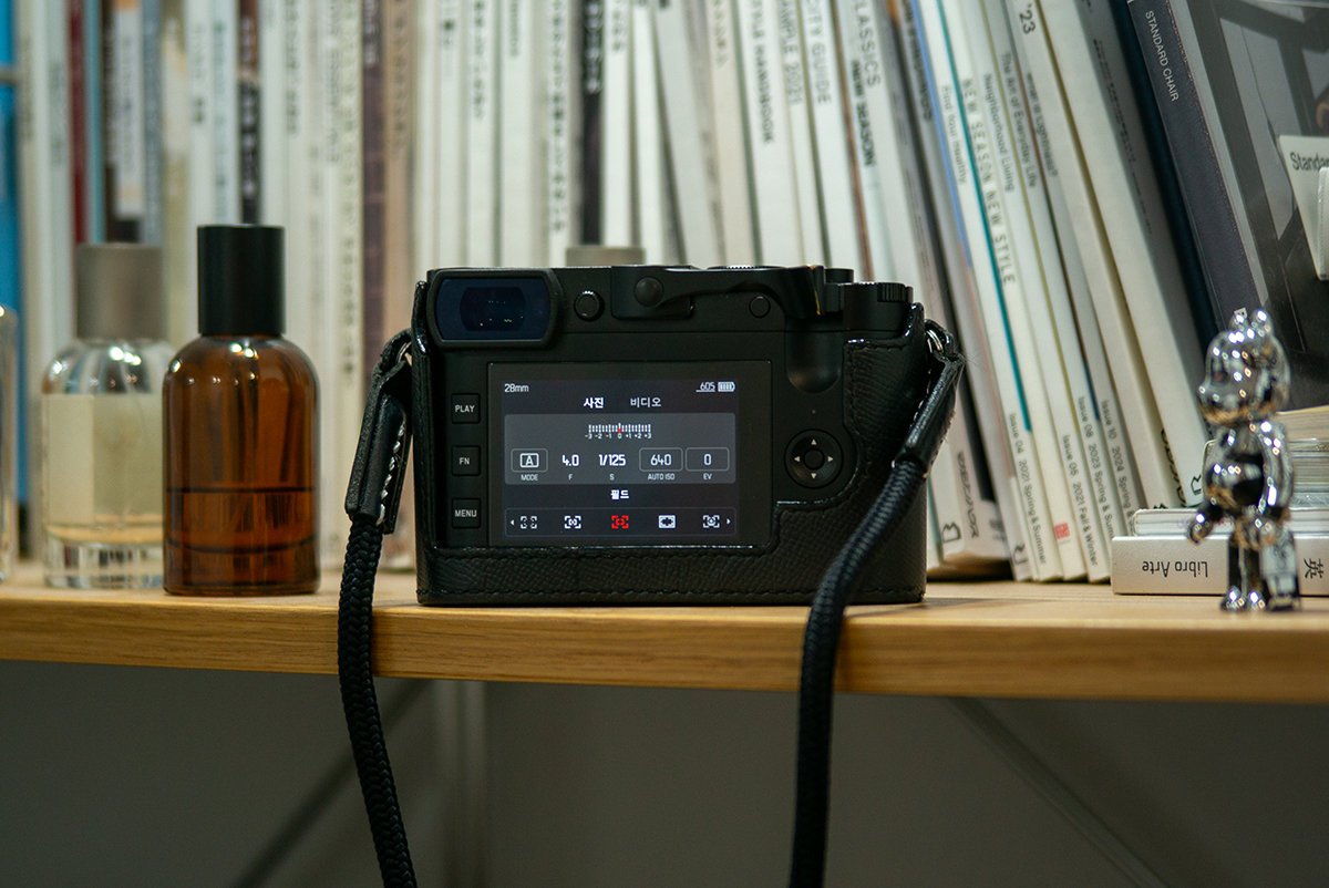 라이카 Q2의 AF 모드를 '필드(Field)'로 설정하고 셔터스피드 1/125초를 확보한 카메라 디스플레이 화면
