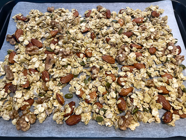 수제 그래놀라 재료 모두 섞기