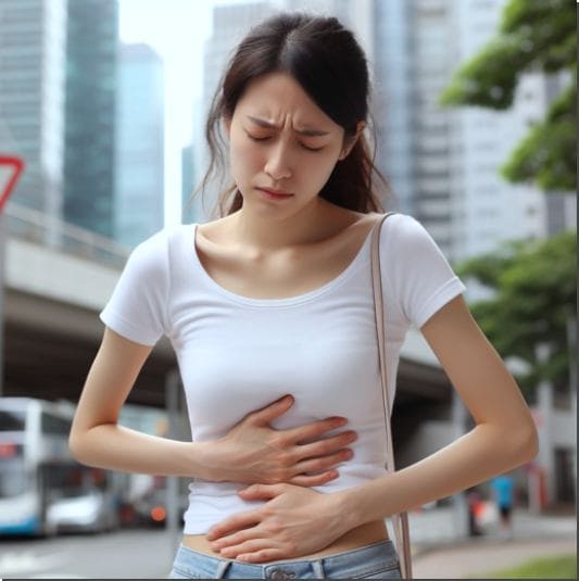 흰접시꽃 뿌리 효능 여성 건강, 생리통으로 조기 퇴근하는 여성 사진