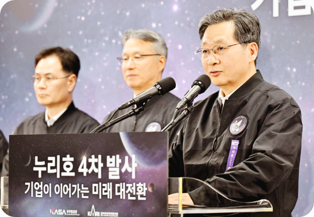 배경훈 부총리 겸 과학기술정보통신부 장관이 27일 고흥 나로우주센터에서 브리핑을 열고 누리호 4차 발사 성공을 공식 발표하고 있다. 우주항공청 제공