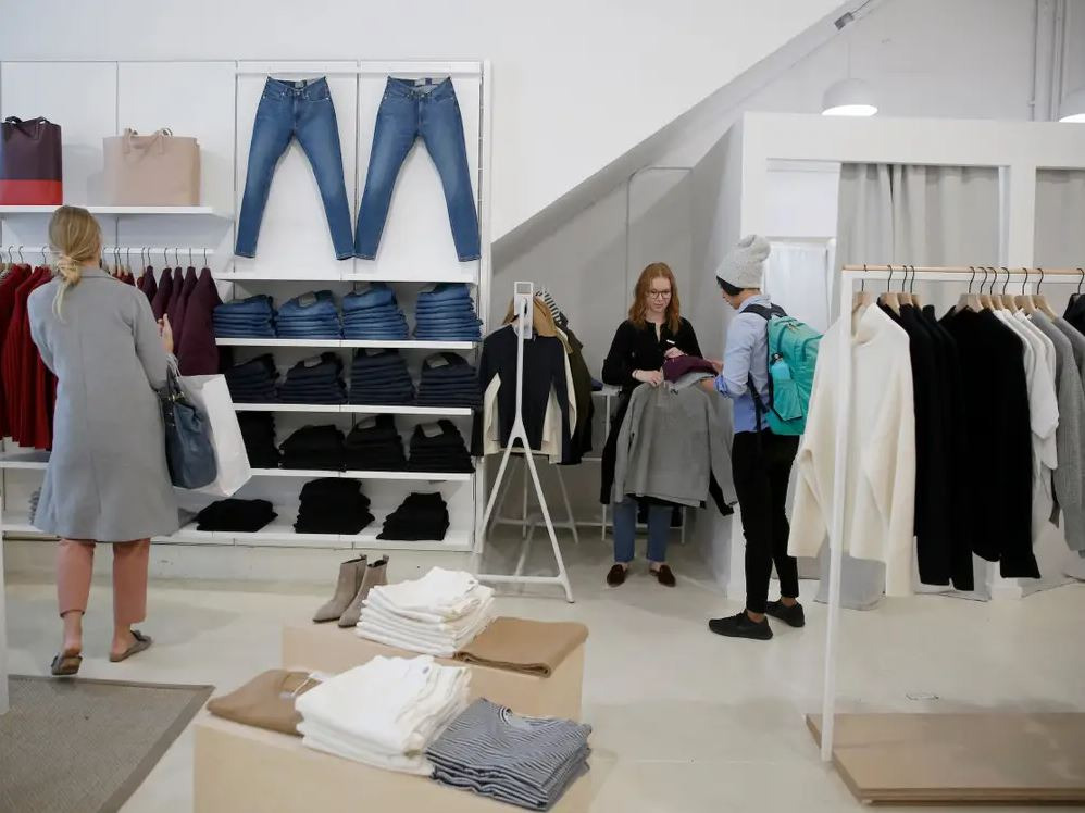 미니멀리즘보단 덜 엄격하고, 놈코어보다는 세련된 패션 로고 드러내지 않고, 유행도 타지 않는 고급 품질 제품 경기 침체 우려 속 과시 기피하는 부유층의 경향 반영 요즘 패션계의 가장 핫한 화두는 &lsquo;조용한 럭셔리(Quiet Luxury)&rsquo;다.

[출처] 어패럴뉴스(http://www.apparelnews.co.kr/)