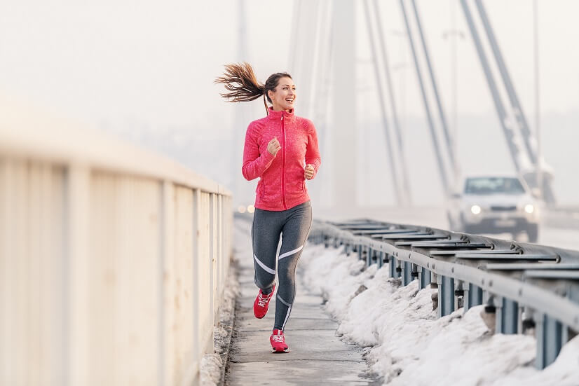 겨울철에 운동하는 여성 사진