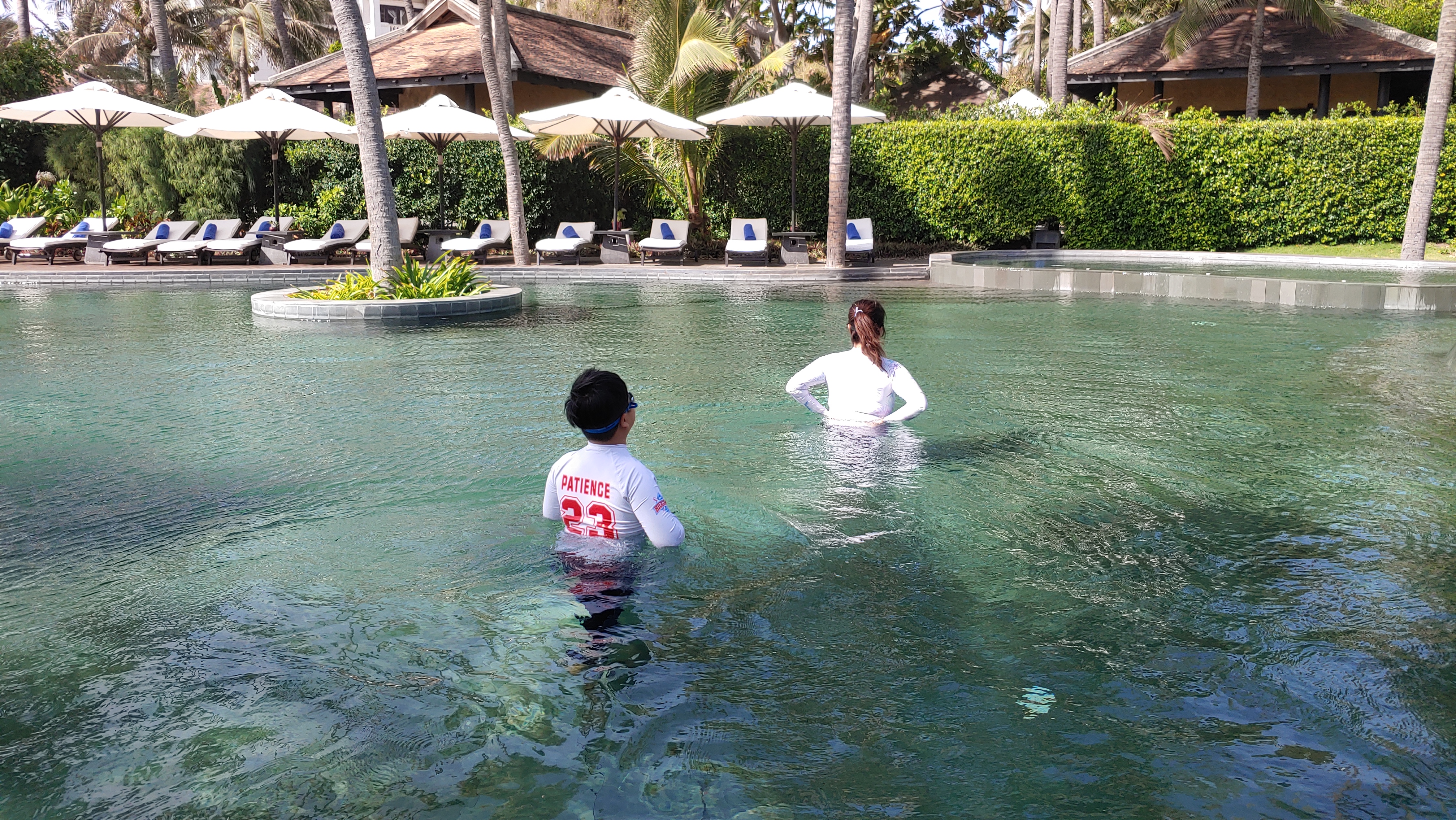 수영장속 어린이와 여인