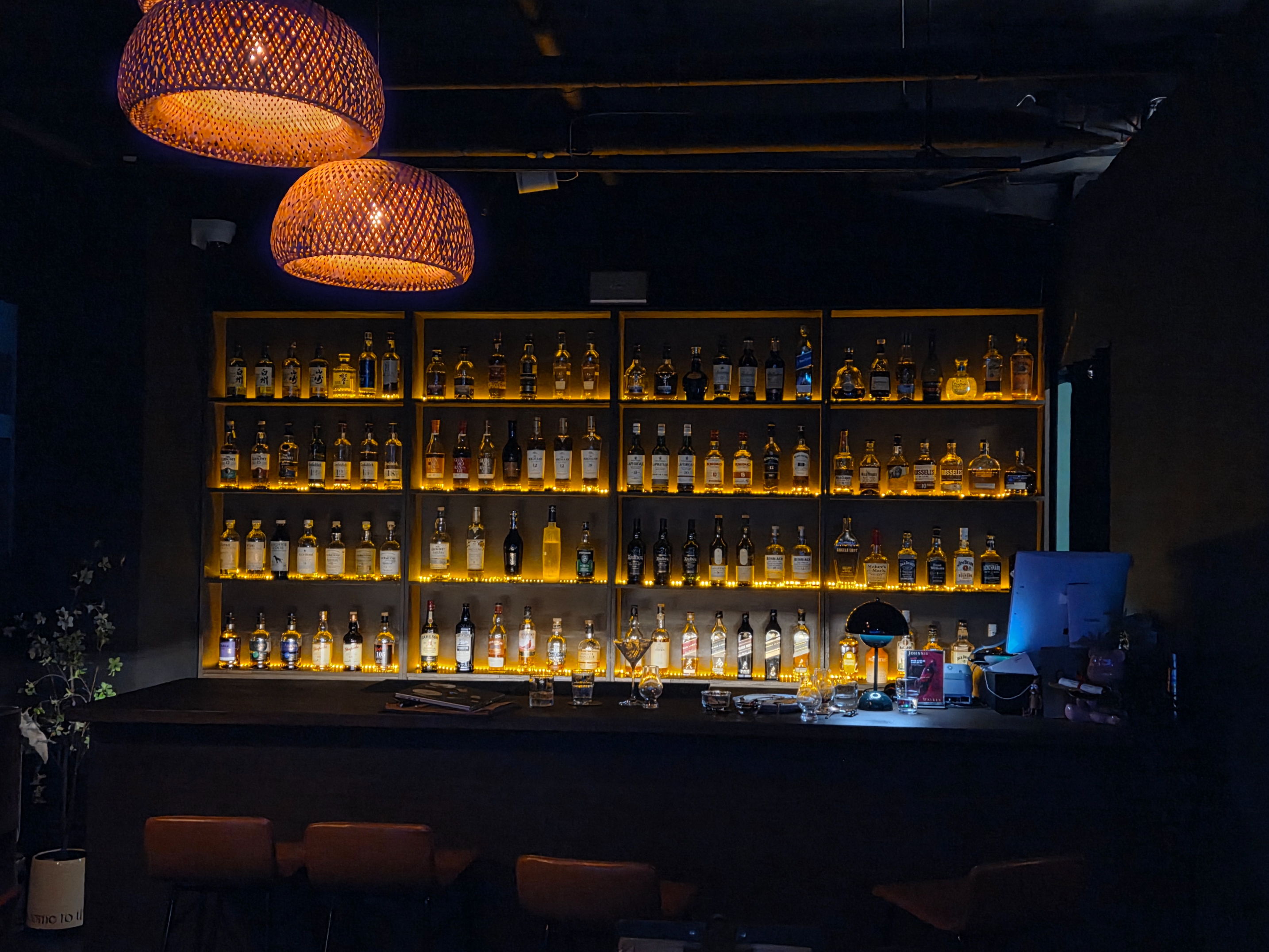 영등포 O:WE 위스키바&amp;#44; 다양한 위스키 라인업이 진열된 바 선반