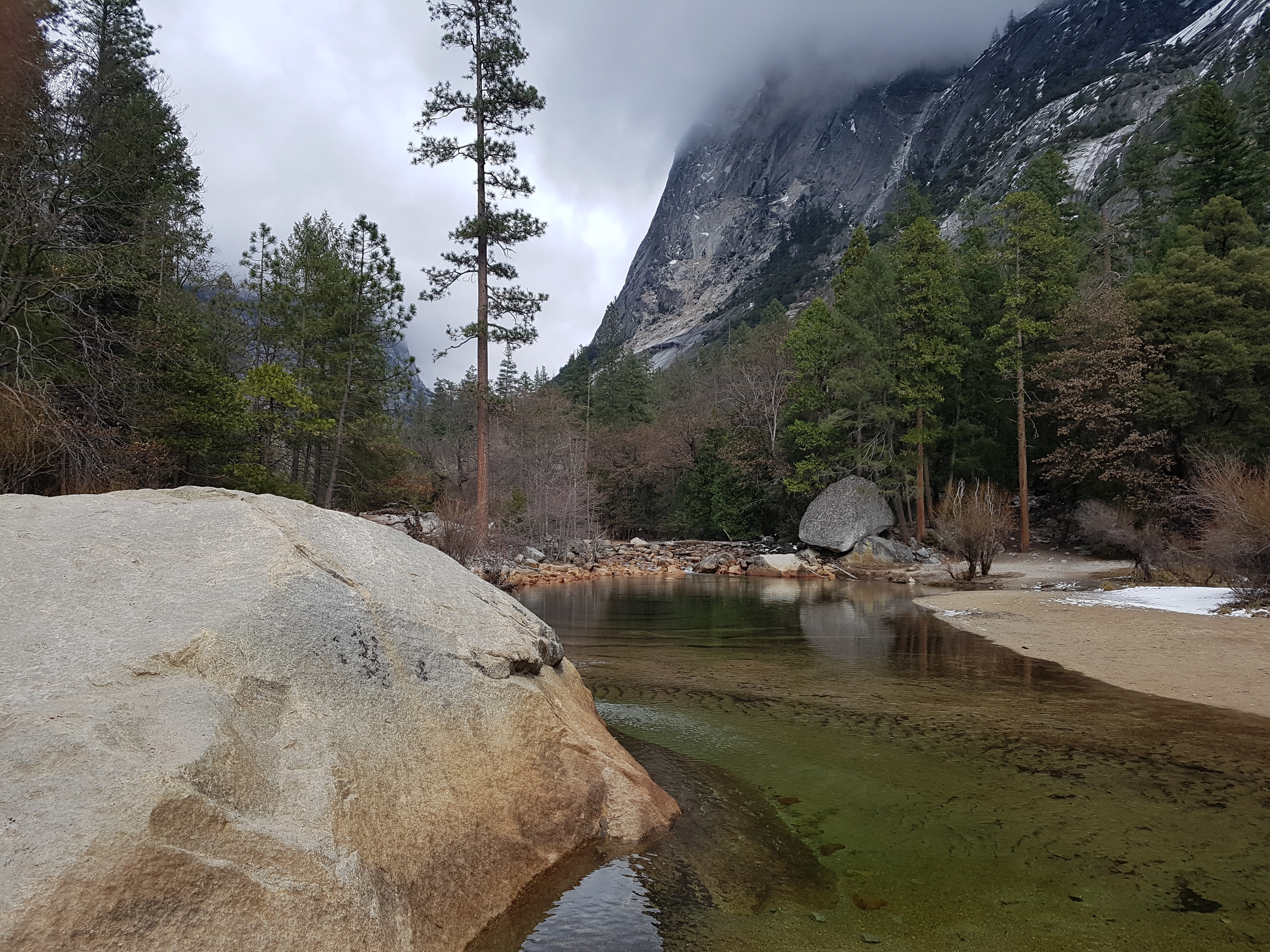 거울 호수(Mirror Lake) 주변의 커다란 바위와 맑은 물, 그리고 솟아오른 절벽