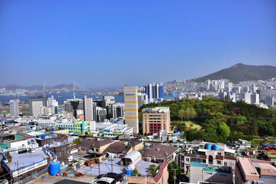 대청동 색채마을에서 바라본 중구청 북항