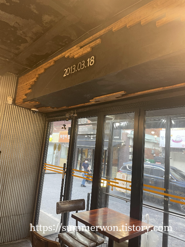 크라이치즈버거 매장 내부