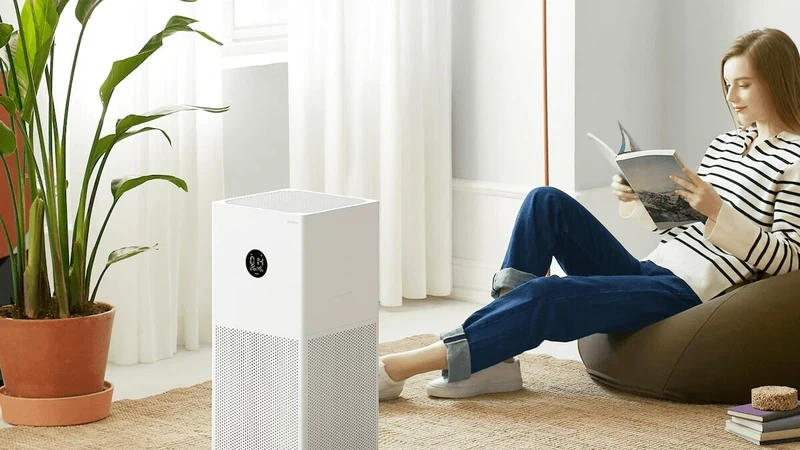 건강을 위해 깨끗한 공기가 얼마나 중요한지 보여주는 현대적인 거실의 세련된 공기 청정기입니다.