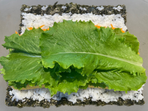당근라페 김밥 만들기 - 로메인도 속 재료로 얹기