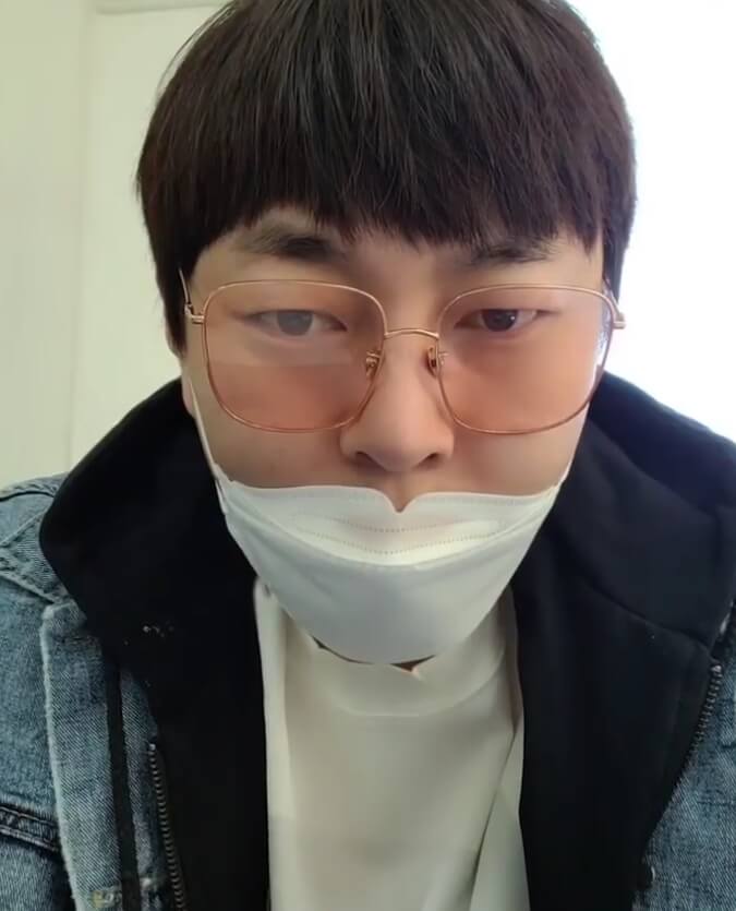 안경과마스크를착용한-남성의모습