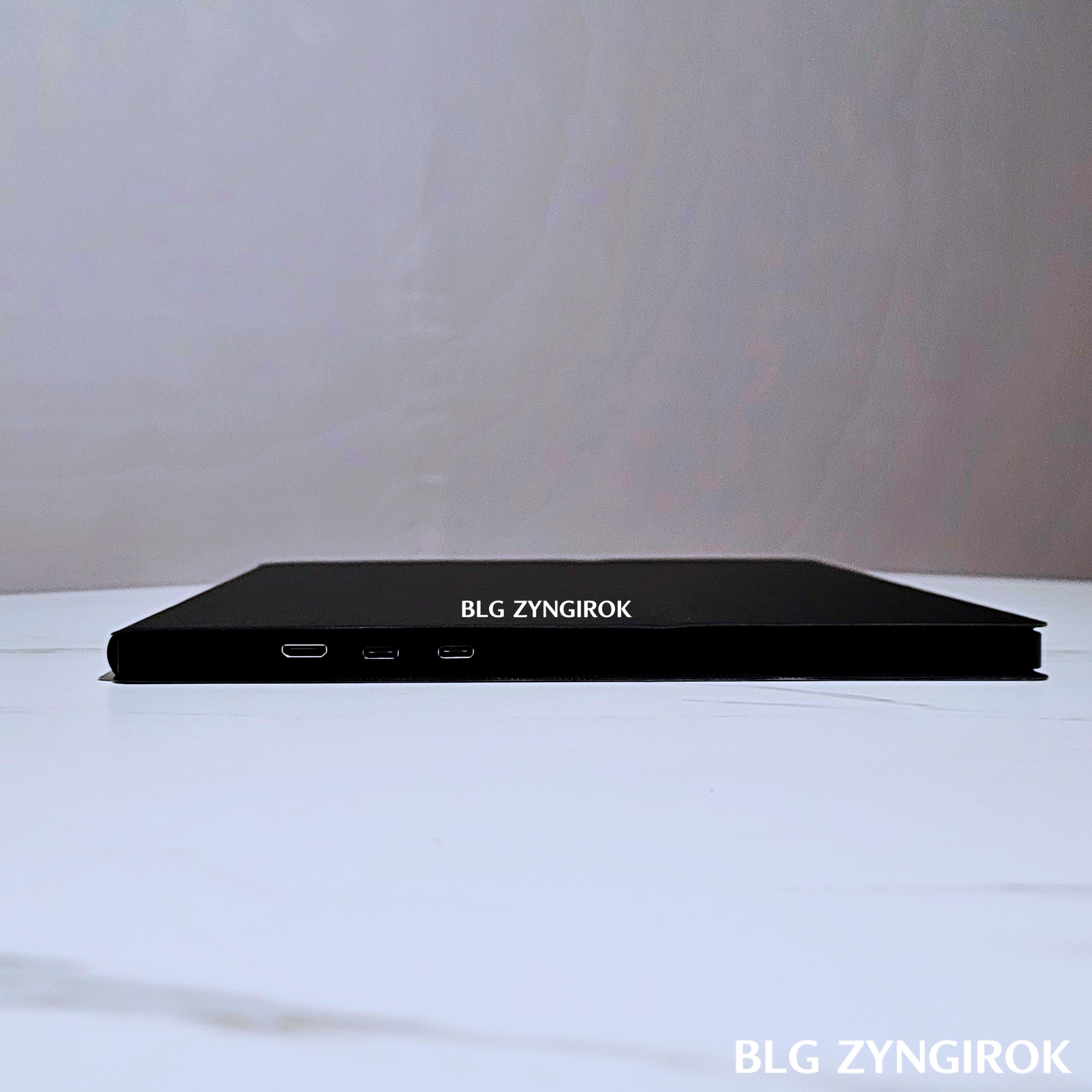 커버 케이스에 끼워진 카멜 휴대용 모니터가 테이블 위에 놓여있다.