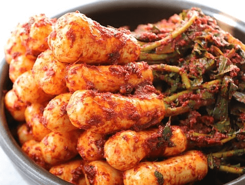 은색 양푼에 빨간 열무김치가 한가득 담긴 장면으로 먹음직스럽게 생겼다.