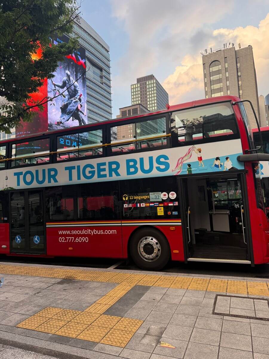 광화문에서 출발을 기다리는 서울시티투어버스 타이거버스