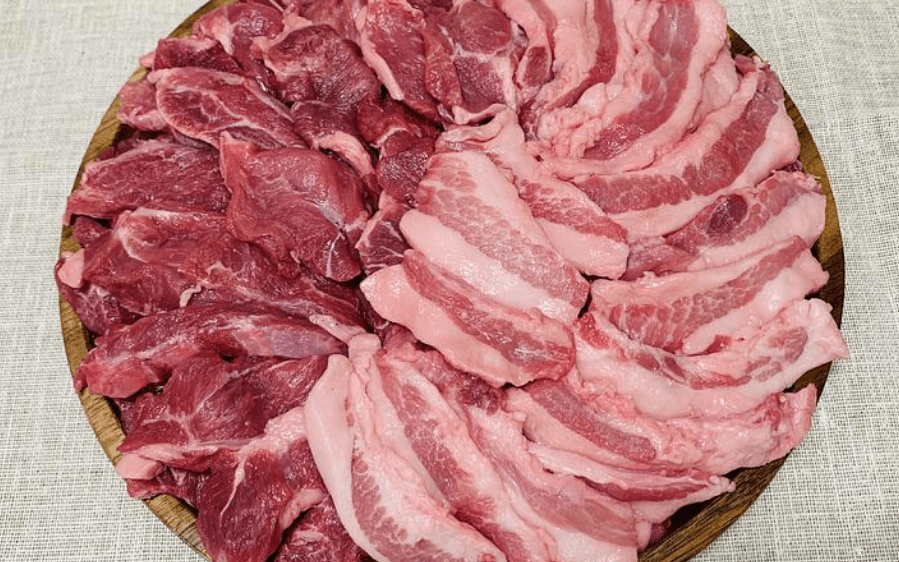 굽기 좋게 다듬어져 있는 돼지고기