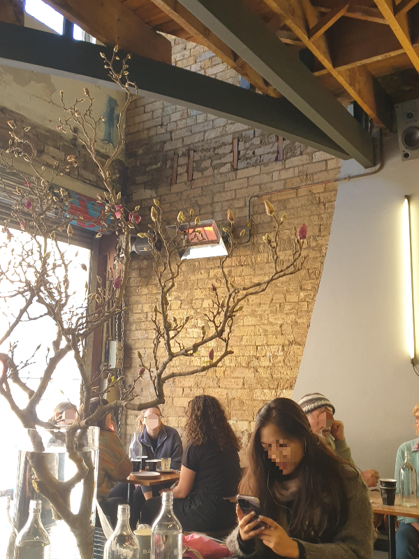 Reuben Hills(루벤 힐스), 시드니 Surry Hills 한복판 커피와 브런치 맛집_테이블 등