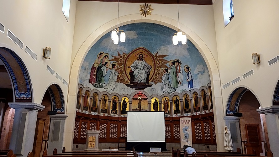 참회와 속죄의 성당 제단과 제대