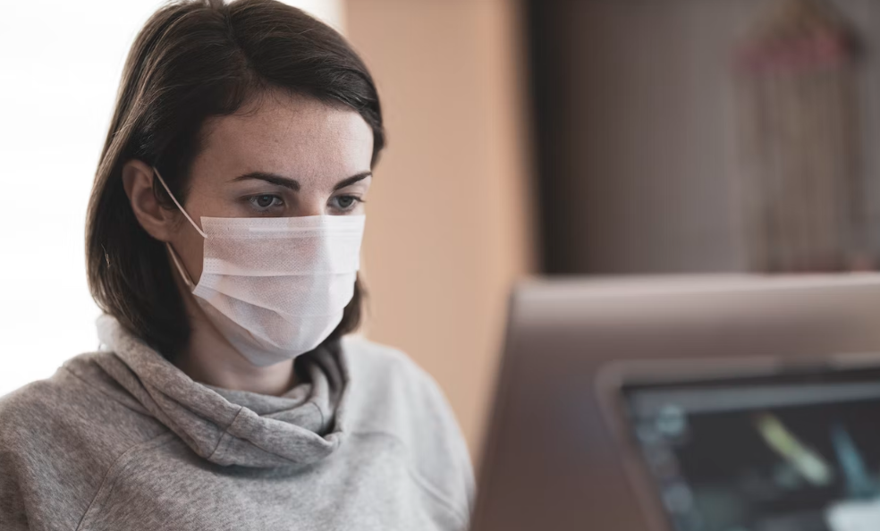 마스크 쓴 여성