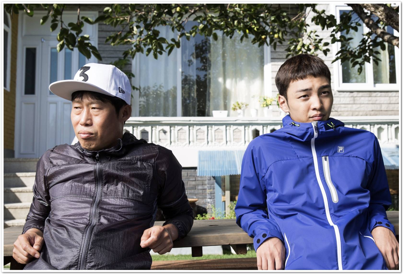 귀보와 성웅이 화해한 뒤 벤치에 앉아서 어색한 모습