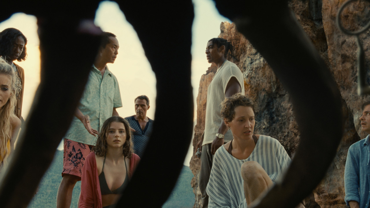 뼈만 남은 세단 일행