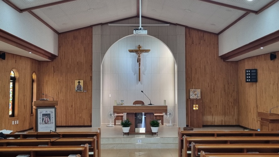 제주 용수성지 성당 안 제대, 제단, 감실, 십자고상, 독서대, 성 김대건 안드레아 사제 이콘 사진