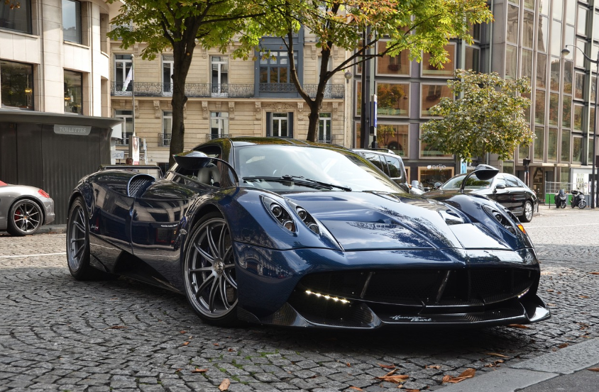 거리에 슈퍼카 사진