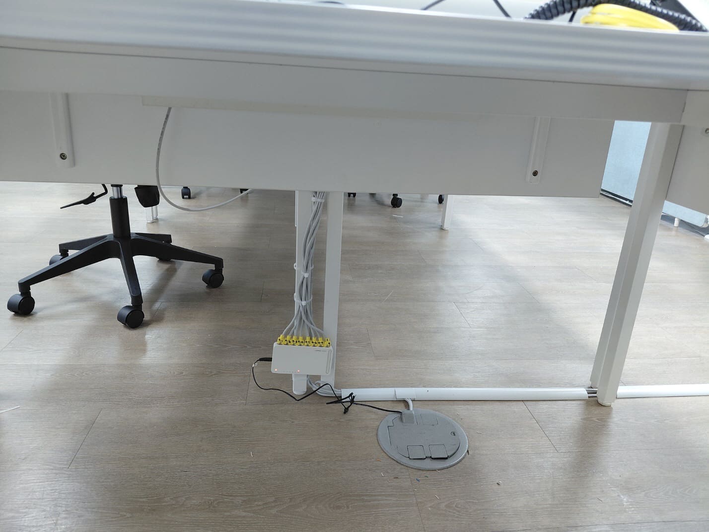 다발로 묶인 케이블들이 텐션을 잃지 않도록 케이블 타이로 정교하게 묶어 허브 장비의 포트 하중을 분산시킵니다.