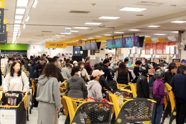 랜더스 쇼핑페스타 기간 이마트 용산점에서 계산을 위해 대기 중인 고객들의 모습.