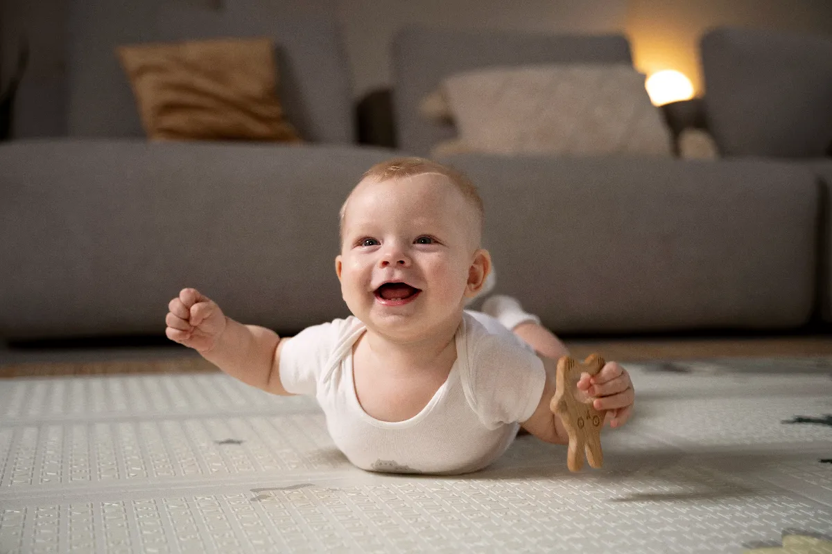 <a href="https://kr.freepik.com/free-photo/close-up-on-baby-crawling-and-learning-to-walk_23180505.htm">출처 freepik</a>