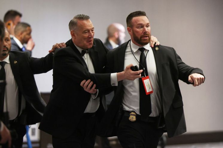 트럼프 피신 영상: 백악관 기자단 만찬 총격 사건 발생 ❘ 현장 상황·피신 경로·용의자 체포 실시간 분석