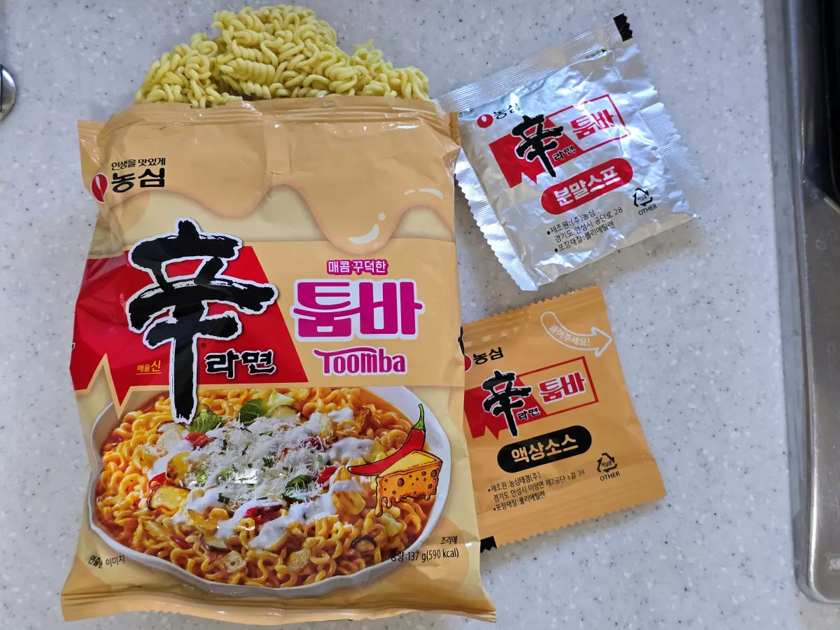 썸네일용 대표이미지(Featured Thumbnail Image) - 신라면 툼바 봉지면 내용물