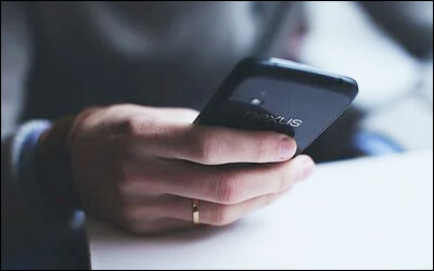 휴대폰을 들고 있는 손