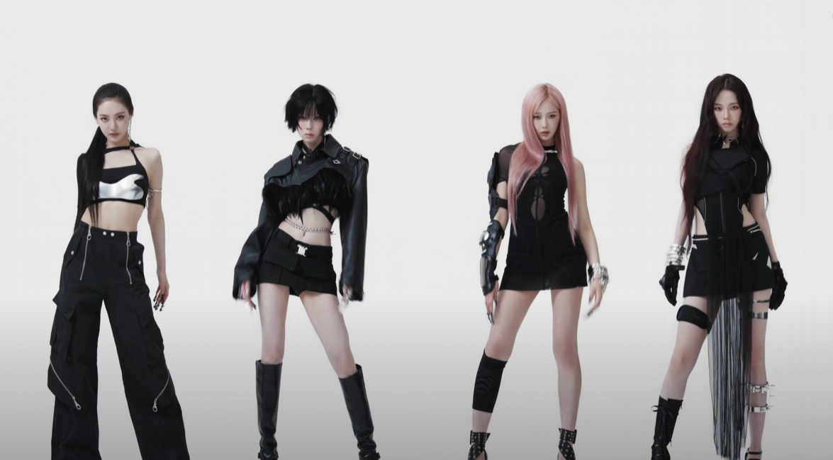 에스파 뮤직비디오의 한 장면,
멤버들이 일렬로 서서 포즈를 취하고 있다.