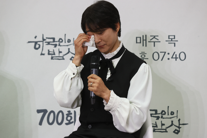 배우 최수종이 10일 서울 여의도 KBS신관에서 열린 KBS '한국인의 밥상' 700회 & 새 프리젠터 기자간담회에서 질문에 답하고 있다. 연합뉴스