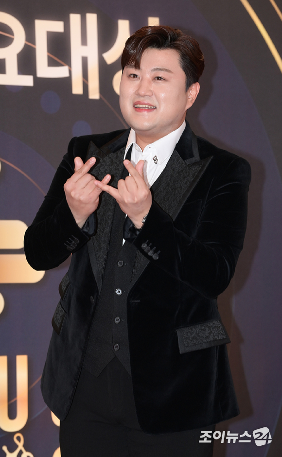 가수 김호중이 지난해 서울 송파구 올림픽공원 KSPO DOME에서 진행된 '제 32회 서울가요대상' 레드카펫 행사에 참석해 포즈를 취하고 있다. [사진=조이뉴스24 DB]