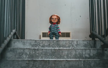 계단 위의 무서운 인형