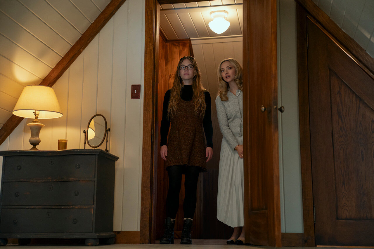 방 밖에서 방문을 열고 안을 들여다보는 여자 두 명