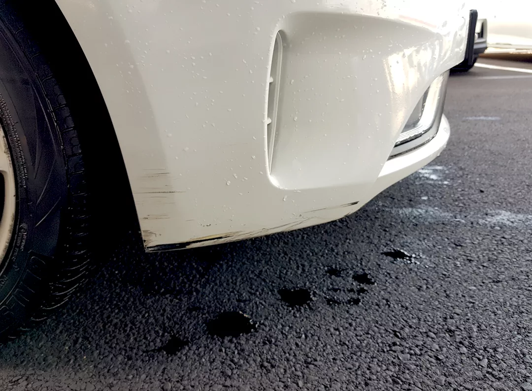 앞범퍼 하단 긁힘 촬영 사진.