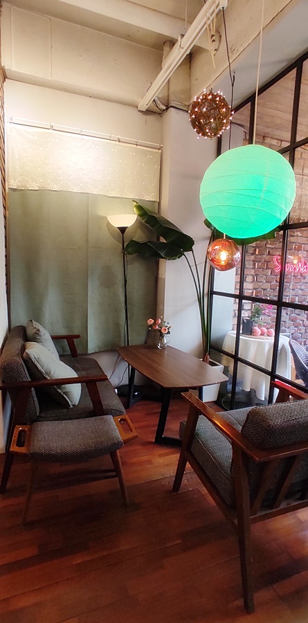 푸른 조명이 있는 자리 2