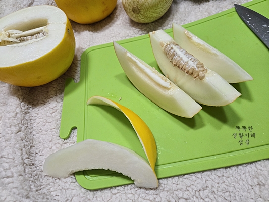 양구멜론 손질 중 4등분 후 껍질 제거하기