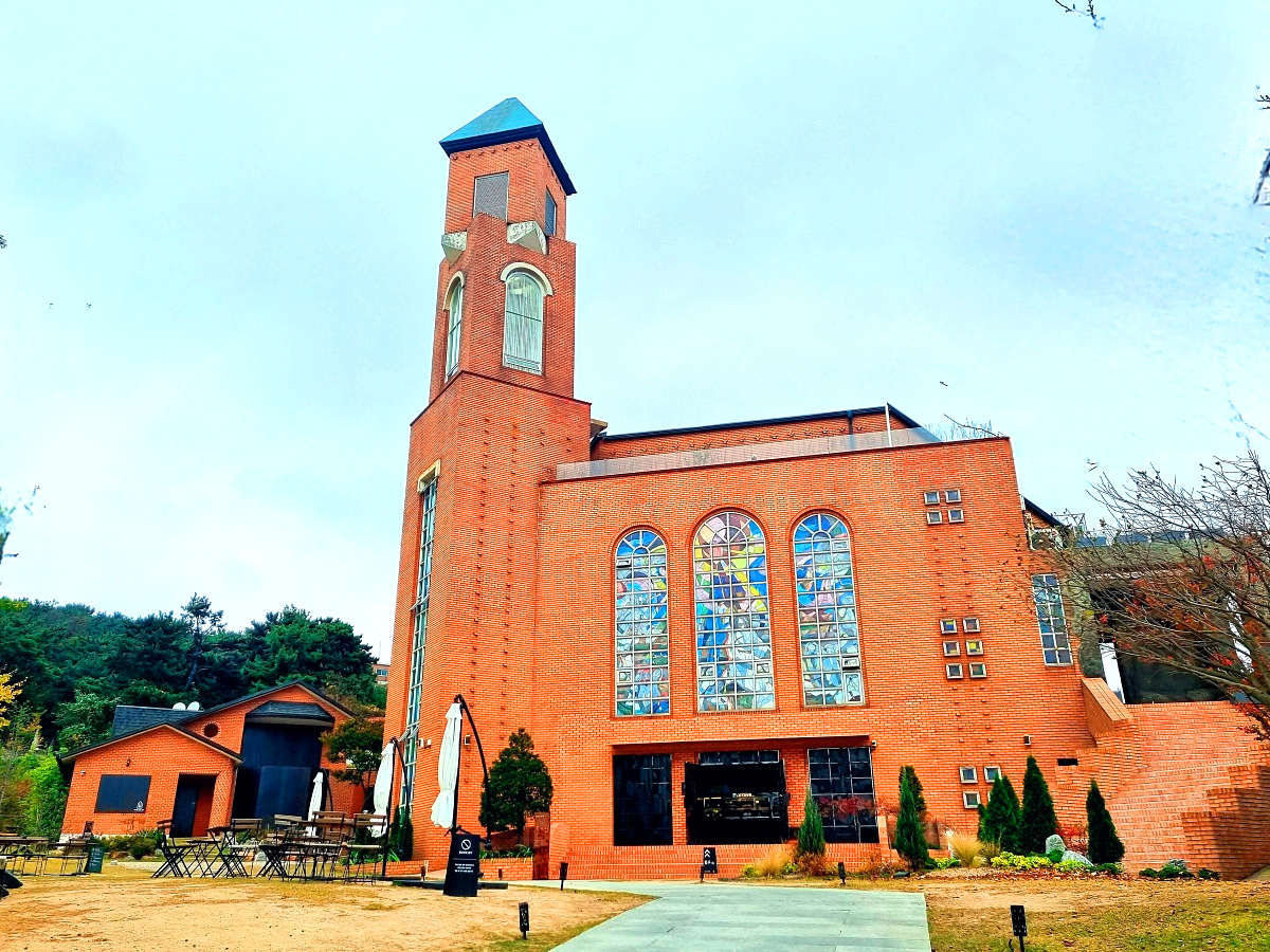 인천 핫플 영종도 을왕리 메이드림 카페: 전시, 공연, 다이닝, 베이커리로 즐기는 유니크한 매력