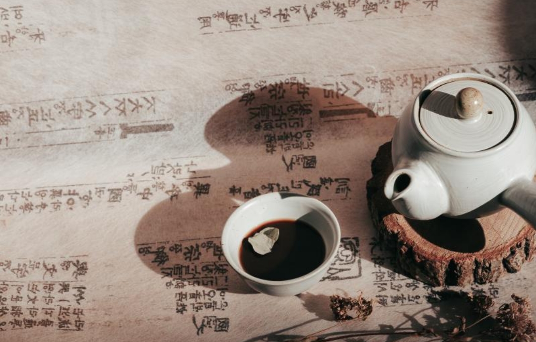 주전자 하나와 한약이 담긴 컵 한잔