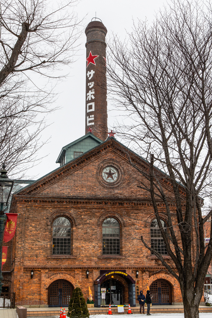 붉은_별_마크가_선명한_삿포르_ 맥주_박물관_적벽돌_건물이_마치_구소련의_건물같다.