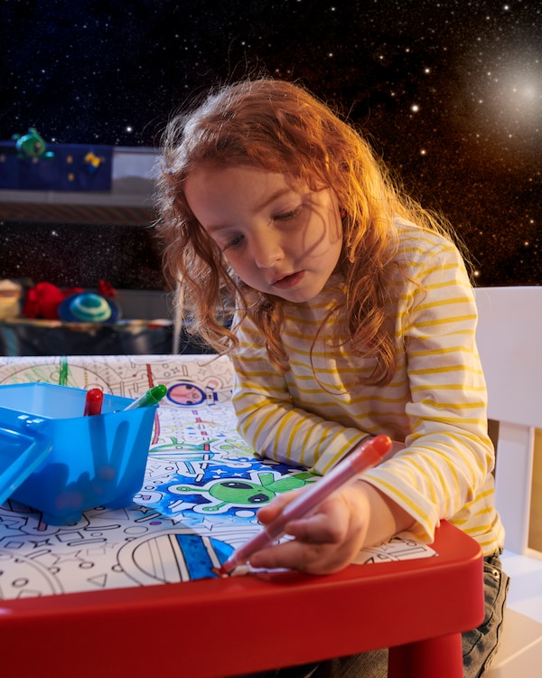 퀴즈 문제를 푸는 어린이