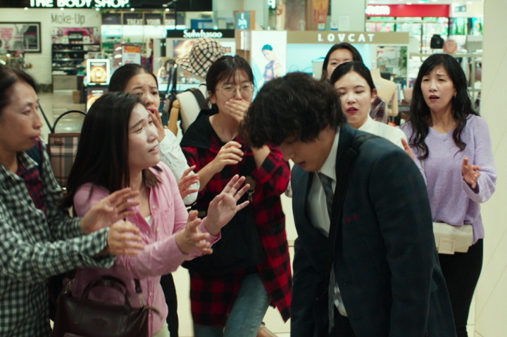 윤시윤을쫓아오는여성들