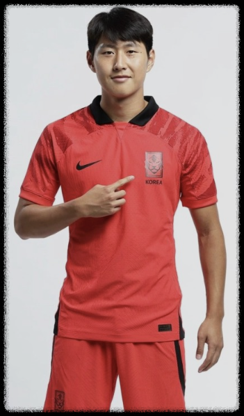 축구 선수 유니폼은 상의와 하의로 되어있고 엠블럼이 있습니다.