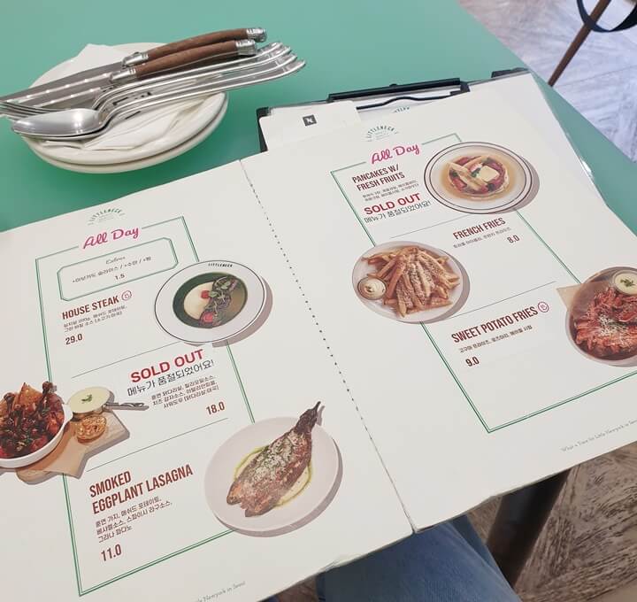 리틀넥-메인메뉴-스테이크-및-팬케이크-감자튀김이-있다